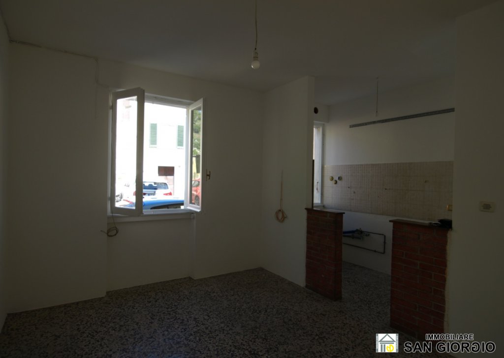 Apartments for sale  52 sqm in good condition, Dongo, locality center