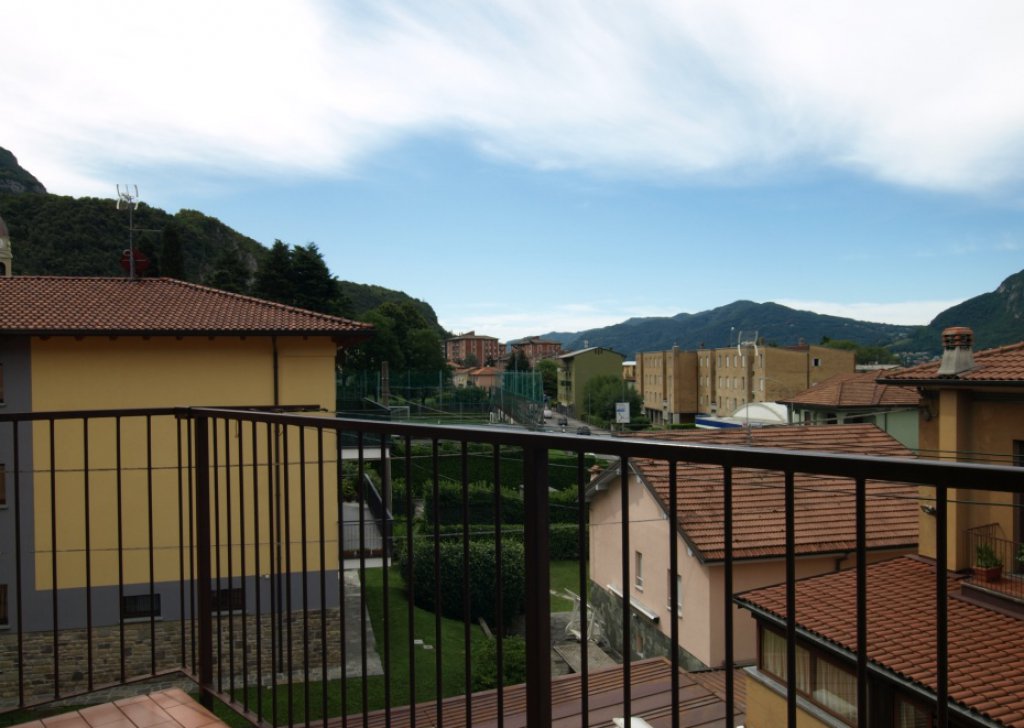 Sale Apartments Lecco - LECCO, quiet area, for sale four-room apartment with independent heating in a mini-condominium. Box and cellar Locality 