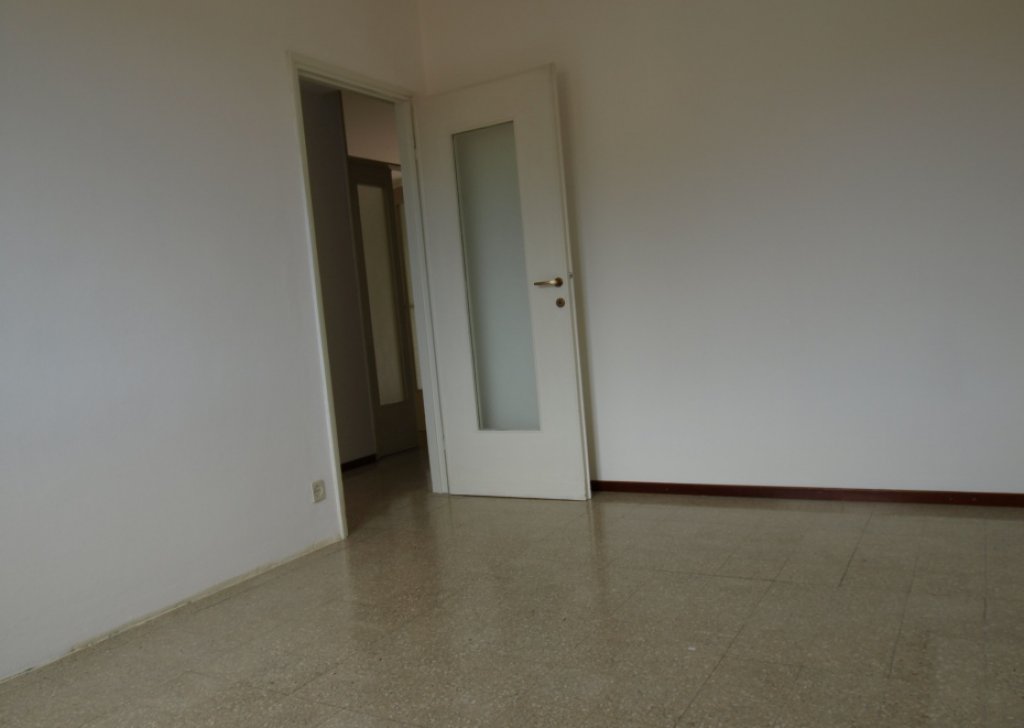 Vendita Appartamenti Lecco - LECCO, zona tranquilla, vendesi quadrilocale termoautonomo in minicondominio. Box e cantina Località Acquate