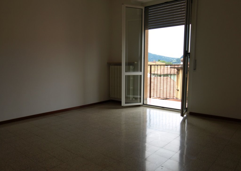 Vendita Appartamenti Lecco - LECCO (GERMANEDO) zona tranquilla, vendesi trilocale  termoautonomo,   box e cantina . Località Acquate