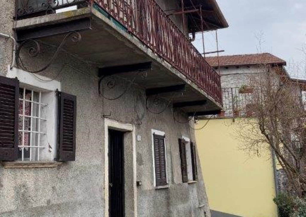 Sale Semi-detached Houses Lierna - LIERNA locality Mugiasco, for sale portion of detached house ground-roof. Locality 